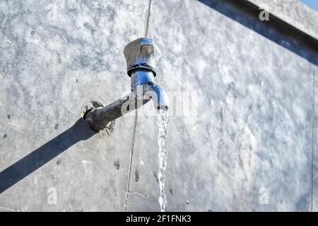 L'eau coule du robinet. Banque D'Images