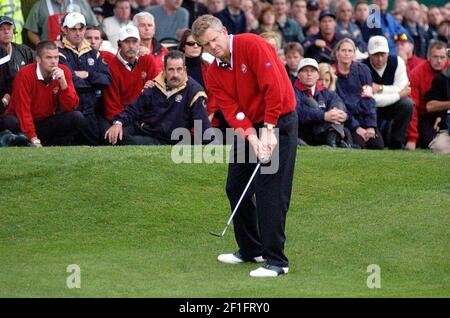 RYDER CUP 2002 AU BEFFROI FOURSOMES MONTY'S BAD CHIP LE 18 27/9/2002 PHOTO DAVID ASHDOWN.RYDER COUPE BELFRY 2002 Banque D'Images