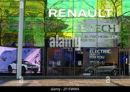 Paris, France. Mars 07. 2021. Concessionnaire Renault situé sur l'avenue des champs-Elysées. Véhicules électriques hybrides dans la salle d'exposition. Banque D'Images