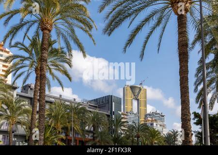 Benidorm, Espagne - 25 février 2021 : vue sur le Skyscraper inachevé d'Intempo en construction dans la station balnéaire de Benidorm sur la Costa Blanca Banque D'Images