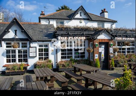 Sipson, West Drayton, Royaume-Uni. 7 mars 2021. Le pub Plough à Sipson, West Drayton. Les propriétaires de pub comptent les jours jusqu'à ce qu'ils puissent rouvrir leurs jardins de pub aux clients une fois le confinement du coronavirus Covid-19 apaise. Crédit : Maureen McLean/Alay Banque D'Images