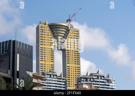 Benidorm, Espagne - 25 février 2021 : vue sur le Skyscraper inachevé d'Intempo en construction dans la station balnéaire de Benidorm sur la Costa Blanca Banque D'Images