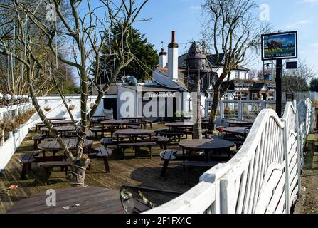 Sipson, West Drayton, Royaume-Uni. 7 mars 2021. Le pub Plough à Sipson, West Drayton. Les propriétaires de pub comptent les jours jusqu'à ce qu'ils puissent rouvrir leurs jardins de pub aux clients une fois le confinement du coronavirus Covid-19 apaise. Crédit : Maureen McLean/Alay Banque D'Images