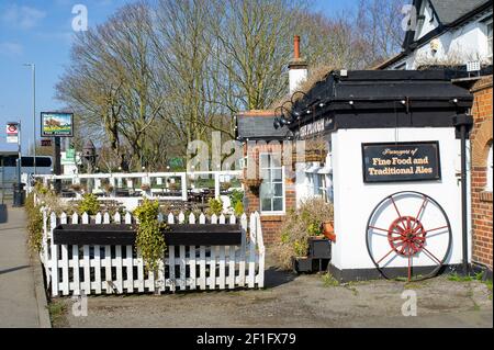 Sipson, West Drayton, Royaume-Uni. 7 mars 2021. Le pub Plough à Sipson, West Drayton. Les propriétaires de pub comptent les jours jusqu'à ce qu'ils puissent rouvrir leurs jardins de pub aux clients une fois le confinement du coronavirus Covid-19 apaise. Crédit : Maureen McLean/Alay Banque D'Images