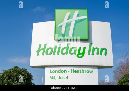 Sipson, West Drayton, Royaume-Uni. 7 mars 2021. L'hôtel Holiday Inn London, Heathrow. Les autocars transportent les passagers arrivant au Royaume-Uni à l'aéroport de Londres Heathrow vers les hôtels locaux afin qu'ils puissent mettre en quarantaine en vertu des règlements Covid-19 sur la quarantaine du coronavirus. Crédit : Maureen McLean/Alay Banque D'Images