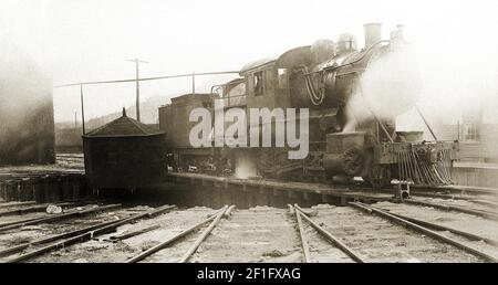 Une locomotive à vapeur sur une table ronde au Yard de Duryea (anciennement Coxton Yard), parfois Pittston Junction, ou West Pittston Yard) est une cour de chemin de fer dans la région de Wyoming Valley, dans le nord-est de la Pennsylvanie, actuellement exploitée par le Reading Blue Mountain and Northern Railroad. Construit à l'origine en 1870 par le Lehigh Valley Railroad comme un carrefour de transport du charbon de la « région du charbon » aux marchés des grandes villes de l'est, le chantier demeure aujourd'hui un centre pour l'industrie de l'extraction d'énergie (fracturation hydraulique). Banque D'Images
