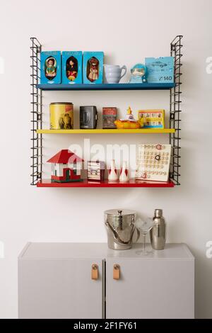 Photographie de divers objets sur une étagère en métal de style rétro. Banque D'Images