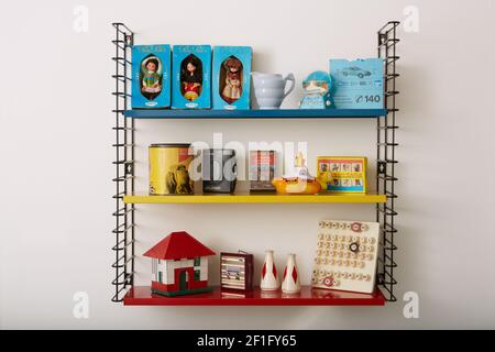 Photographie de divers objets sur une étagère en métal de style rétro. Banque D'Images