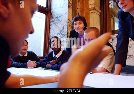 Secrétaire à l'éducation et aux compétences Estelle Morris à l'Institut de génie mécanique. Elle a prononcé un discours sur l'éducation britannique décrivant comment la réalisation des élèves dans l'éducation est quelque peu contrecarrée par l'embarras de l'excellence.16 Mai 2002 photo Andy Paradise Banque D'Images