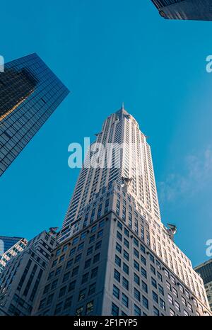 New York, États-Unis. 2019 novembre : vue de dessous du bâtiment Chrysler contre un ciel bleu. Banque D'Images