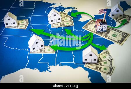 Maisons familiales avec des billets en dollars et une taxe de gouvernement centrale plus Une carte des États-Unis Banque D'Images