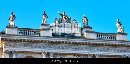 Statues de Britannia et de ses compagnons par Henry Hugh Armstead et J. Birnie Philip sur la façade supérieure du Bureau des Affaires étrangères et du Commonwealth surplombant Whitehall. Banque D'Images