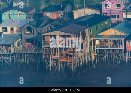 Palafito Maisons à Lake, Chiloe, Chili Banque D'Images