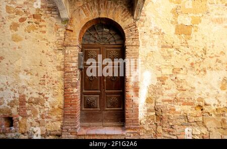 Ancienne porte voûtée à Pienza, Toscane, Italie Banque D'Images