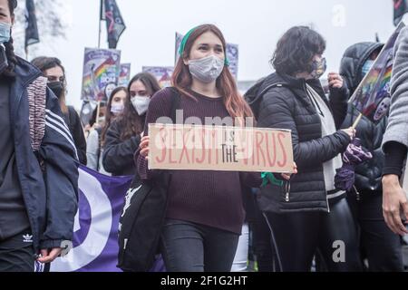 Protster tient un écriteau qui se lit : « le virus est le virus » pendant la démonstration. Le 8 mars, Journée internationale de la femme, l'Union des étudiants de Catalogne a appelé à une grève féministe à Barcelone, intitulée "pour une éducation féministe". Banque D'Images