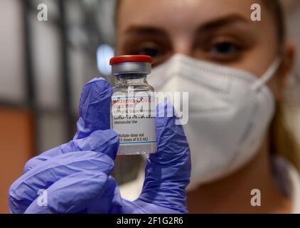 Un medic israélien de l'agence israélienne d'urgence de Magen David Adam détient un flacon du vaccin Moderna COVID-19 au point de contrôle de Lamed Hei entre Gush Etzion et Beit Shemesh, le lundi 8 mars 2021. Israël a lancé une campagne de deux semaines pour vacciner quelque 100,000 travailleurs palestiniens de Cisjordanie qui détiennent des permis de travail en Israël et dans les colonies juives. La campagne de vaccination est un projet conjoint du Ministère israélien de la santé, du Ministère de la défense, de l'Autorité de passage des terres et de la coordination des activités gouvernementales dans les territoires. Photo par Debbie Hill/UPI Banque D'Images