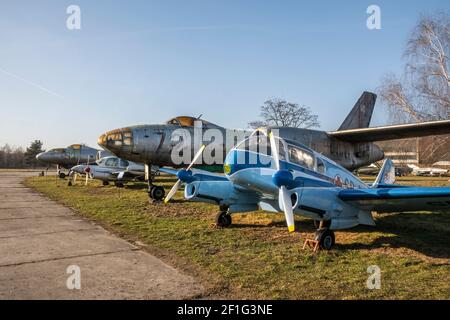 Aero AE-145 (ambulance aérienne) et Ilyushin il-28U (bombardier) - Musée polonais de l'aviation, Cracovie, Pologne, Europe Banque D'Images