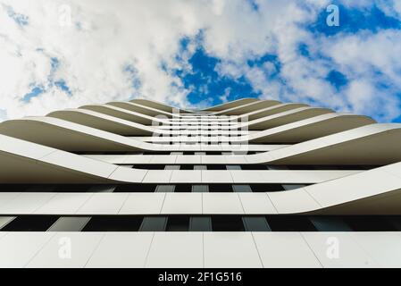 Architecture moderne d'un bâtiment avec des courbes et des lignes droites. Design futuriste minimaliste. Banque D'Images