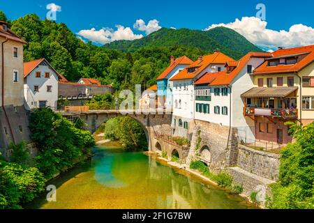 Paysage urbain de Škofja Loka, Slovénie. Vue sur le pont de Capuchin, au-dessus de la rivière Selška Sora, dans la vieille ville Banque D'Images