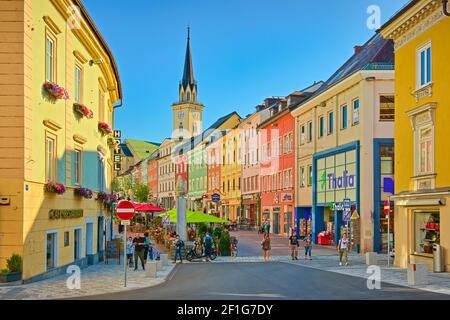 Villach - 2020 juillet, Autriche: Vue sur la rue principale avec des maisons historiques colorées et la place principale dans une petite ville autrichienne. Les gens marchent Banque D'Images