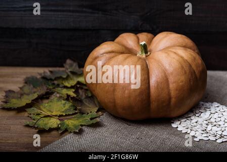 Citrouille couchée sur une table en bois Banque D'Images