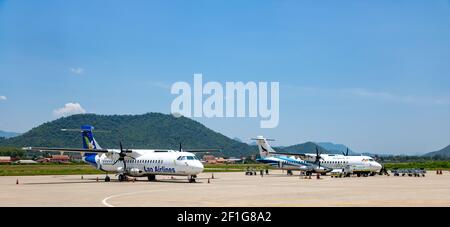 LUANG PRABANG (LAOS), MAI 28 2017, l'avion est sur une piste, l'aéroport international de Luang Prabang (Laos) Banque D'Images