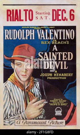 Affiche: Rialto: Rudolph Valentino dans Un diable Saint.Un film américain de drame silencieux réalisé en 1924 par Joseph Henabery et mettant en vedette Rudolph Valentino. Banque D'Images