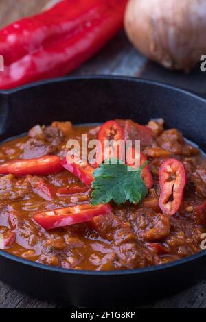 goulash hongrois dans une poêle en fer Banque D'Images