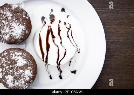 Muffins au chocolat et crème glacée Banque D'Images
