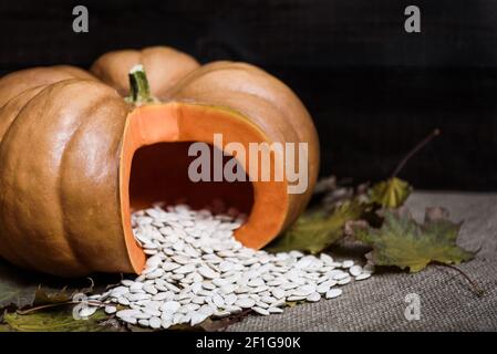 Citrouille couchée sur une table en bois Banque D'Images