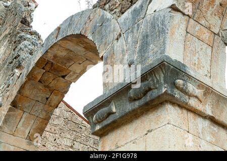 Ancienne église en ruines. Sur un pilier de l'ancien signe chrétien du poisson. Bussi sul Tirino, province de Pescara, Abruzzes, Italie Banque D'Images