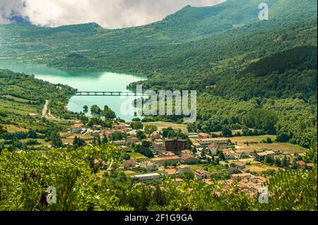 Immergé dans le Latium des Abruzzes et le parc national Molise, Villetta Barrea est un centre touristique de montagne baigné par le lac de Barrea. Abruzzes Banque D'Images