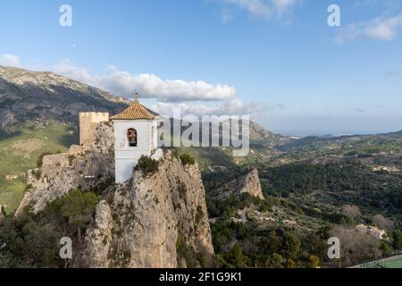 Vue sur les ruines du vieux château et l'église sur le dessus Des falaises d'El Castell de Guadalest Banque D'Images