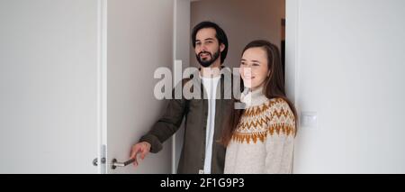 Jeune couple se déplaçant dans un nouvel appartement, nouveau concept de maison et de relocalisation. Banque D'Images