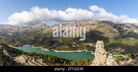 Vue panoramique sur le réservoir Guadalest et la Sierra de Serella en Espagne Banque D'Images