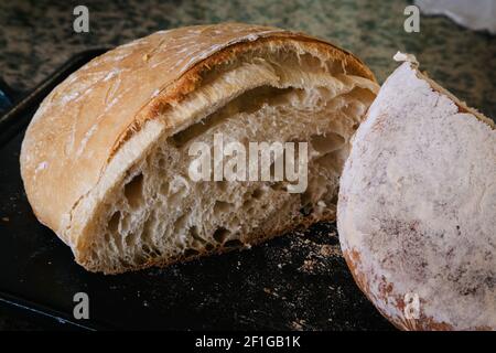 Pain de levain croustillant, cuit, reposant sur une casserole, prêt à manger. Fermentation naturelle maison, faite à la main Banque D'Images