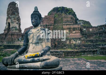 Statue de Bouddha à Wat Phu Khao Thong à Ayutthaya. Thaïlande. Banque D'Images