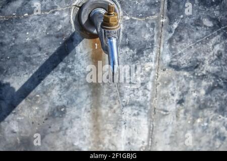 L'eau coule du robinet. Banque D'Images