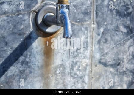 L'eau coule du robinet. Banque D'Images