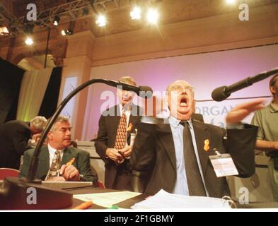 John Edmonds, Président de TUC ouvrant la conférence TUC à Blackpool. Derrière lui, John Monks, secrétaire général, et à côté de lui, Tony Dubbins. Banque D'Images