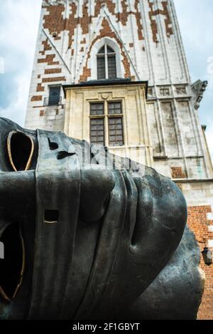 Monument en bronze, tête de sculpture sur la place du marché de Cracovie Banque D'Images