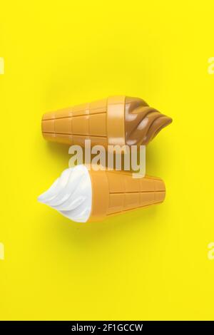 Jouet de cornets de crème glacée colorés sur fond jaune Banque D'Images