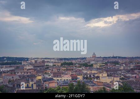 Heure bleue vue panoramique sur le centre historique de Rome, Italie Banque D'Images