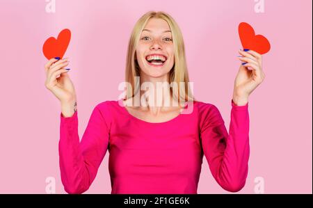 Saint-Valentin. Bonne fille le jour de la Saint-Valentin avec les coeurs. Femme souriante au cœur rouge. Concept d'amour. Banque D'Images