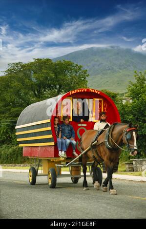 Les voyageurs irlandais, se déplacent sur une route locale dans leur caravane de cheval, dans les montagnes du comté de Kerry, en Irlande Banque D'Images
