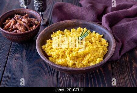 Portion de risotto au safran avec chanterelles frites Banque D'Images