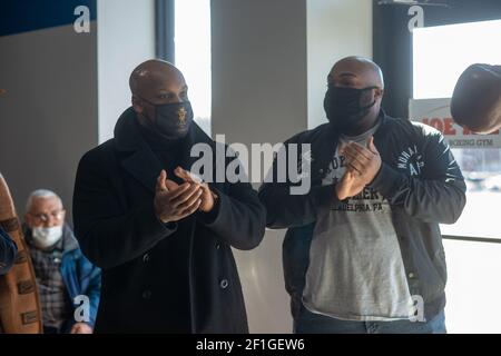 Feasterville, États-Unis. 08 mars 2021. Joe Frazier Jr. (À gauche) parle avec les médias en tant qu'amis et famille de l'ancien champion du monde de poids lourd et de l'icône sportive de Philadelphie Joe Frazier dédier et dévoiler une nouvelle statue de 9 mètres de haut, de 1,600 livres, à l'occasion du 50e anniversaire du légendaire combat Joe Frazier-Muhammad Ali lundi 08 mars 2021 au Joe Hand Gym de Feasterville, Pennsylvanie. Crédit : William Thomas Cain/Alay Live News Banque D'Images