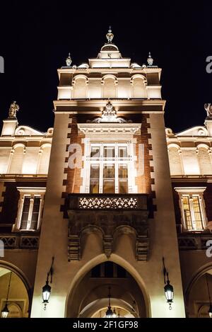 Nuit vieux quartier commercial de Cracovie dans les lumières d'un lampadaire. Banque D'Images