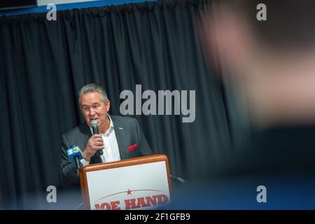 Feasterville, États-Unis. 08 mars 2021. Joe Hand Jr., promoteur de boxe, parle avec les médias en tant qu'amis et famille de l'ancien champion du monde de poids lourd et icône sportive de Philadelphie, Joe Frazier, dédier et dévoiler une nouvelle statue de 9 mètres de haut, de 1,600 livres, à l'occasion du 50e anniversaire du légendaire combat Joe Frazier-Muhammad Ali lundi 08 mars, 2021 au Joe Hand Gym de Featerville, Pennsylvanie. Crédit : William Thomas Cain/Alay Live News Banque D'Images