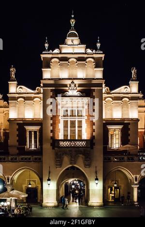 Nuit vieux quartier commercial de Cracovie dans les lumières d'un lampadaire. Banque D'Images